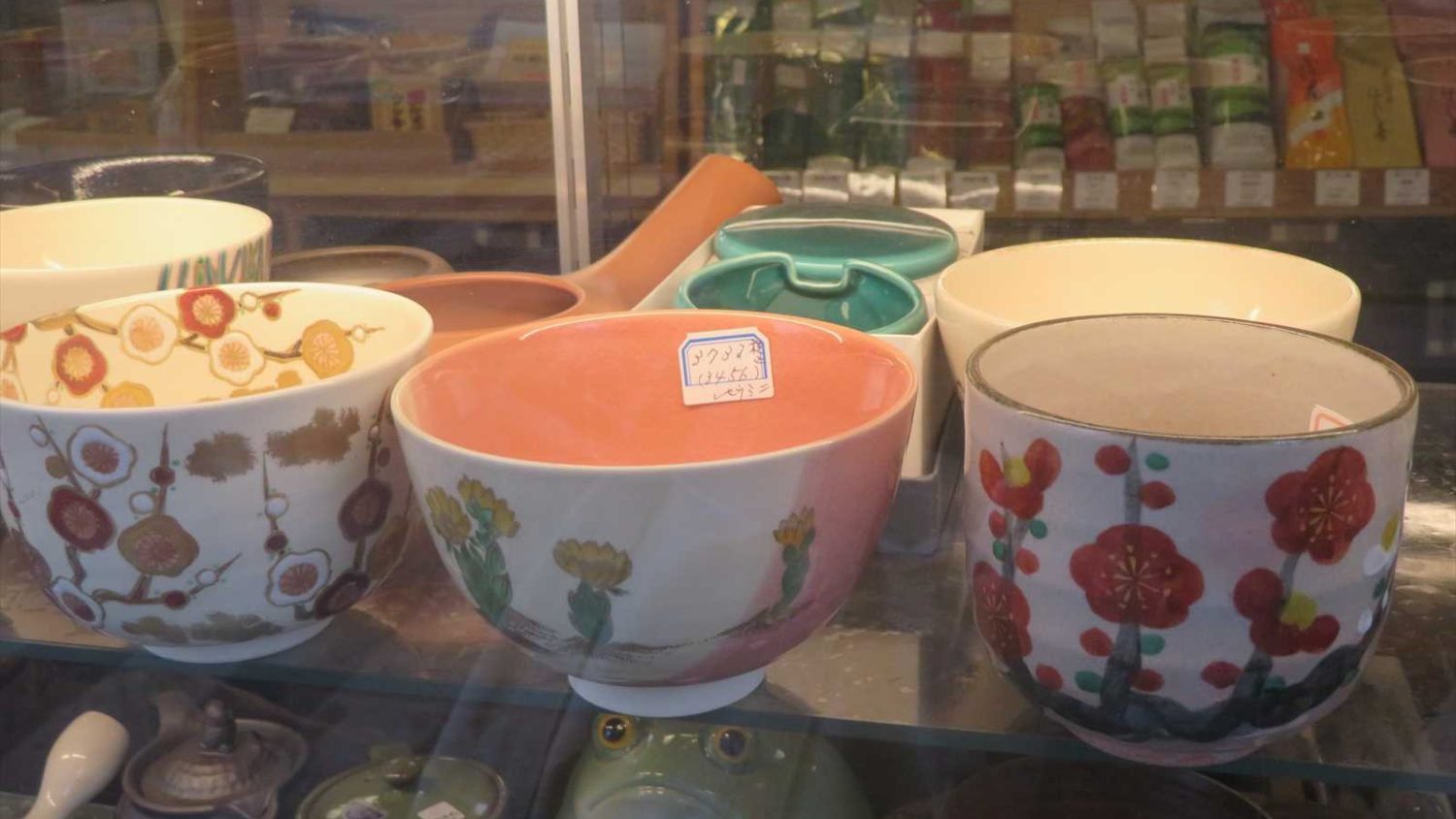 店頭に並ぶさまざまな茶碗